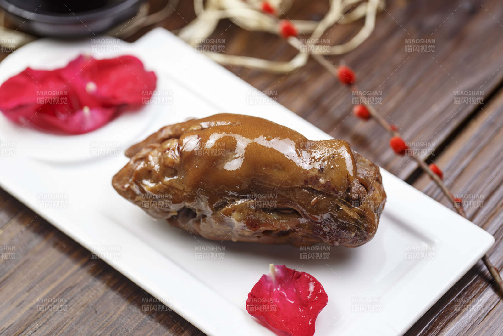 长方形白色瓷盘装的老汤卤猪脚图片