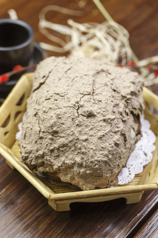 六角竹筐装的传统叫花鸡图片