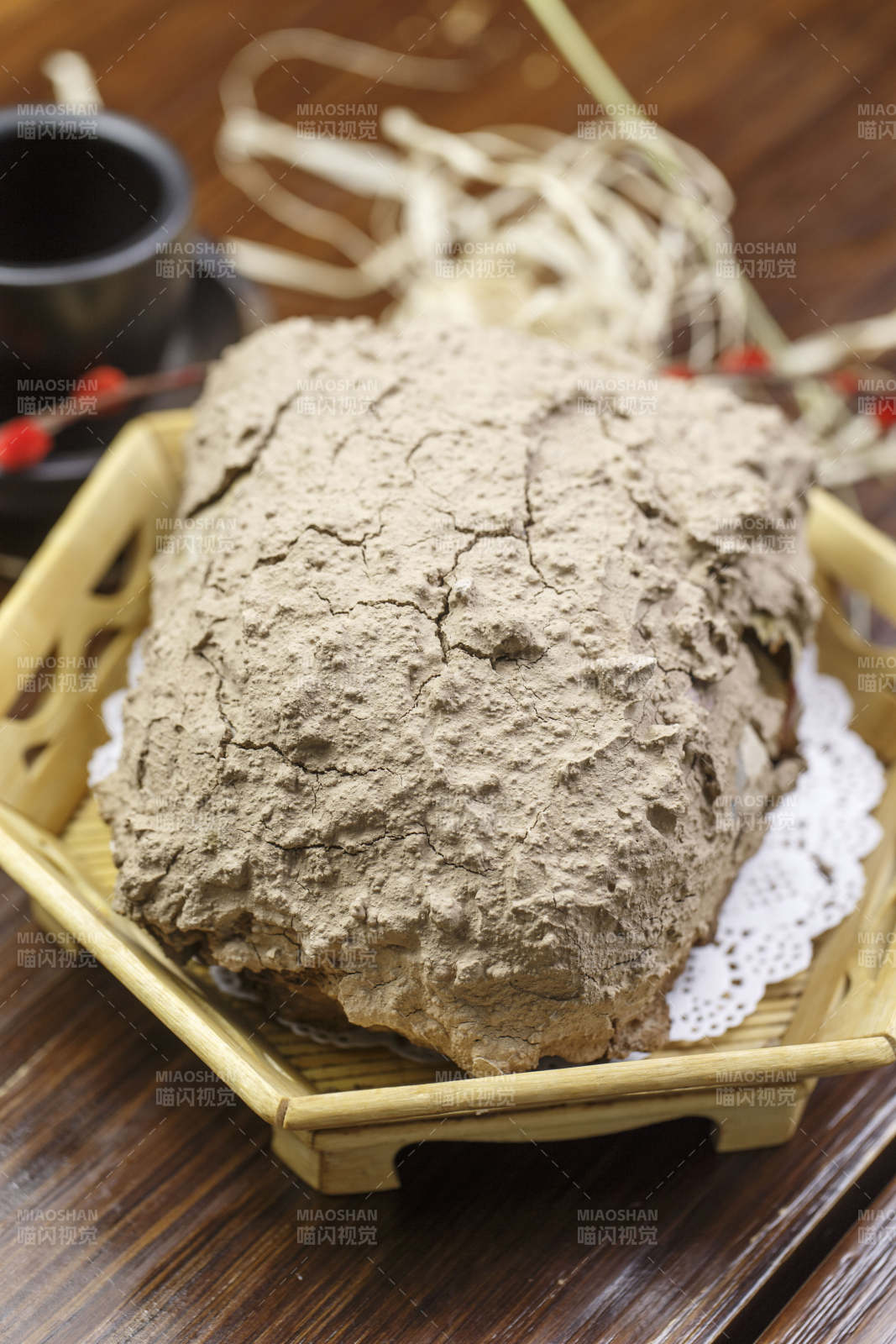 六角竹筐装的传统叫花鸡图片