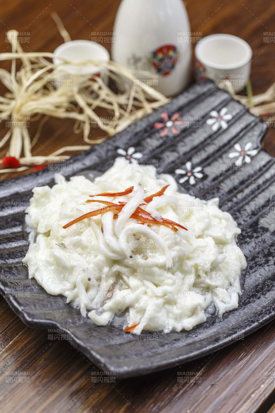 黑色陶盘装的蛋蓉樱花虾图片