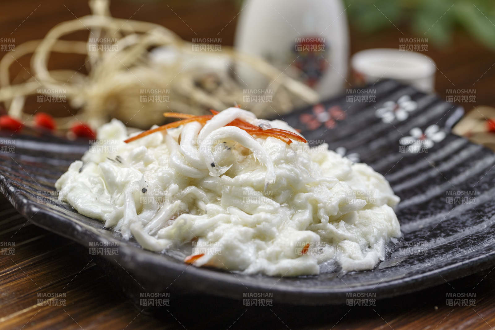 黑色陶盘装的蛋蓉樱花虾图片