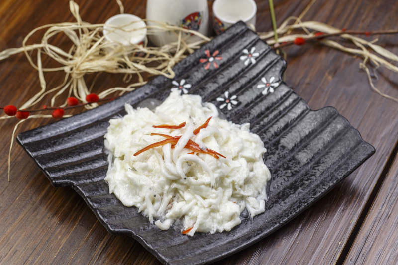 黑色陶盘装的蛋蓉樱花虾图片