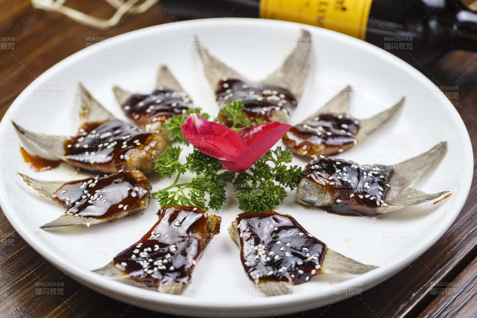 浇汁清蒸鱼尾图片