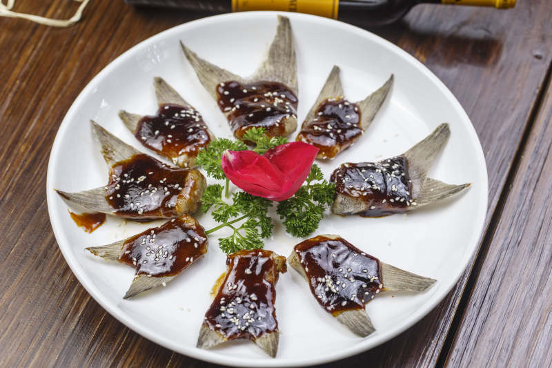 浇汁清蒸鱼尾图片