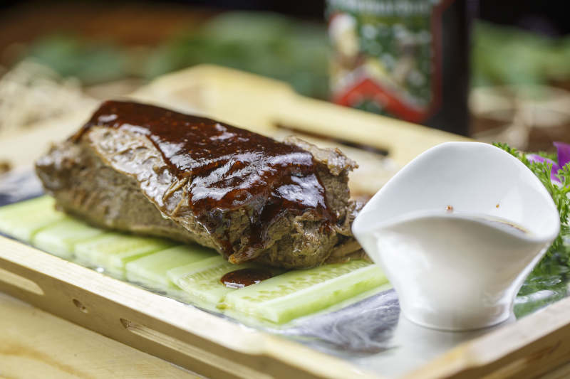 木质托盘装的浇汁烤牛大骨肉图片