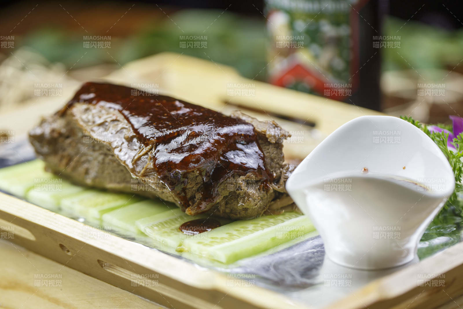 木质托盘装的浇汁烤牛大骨肉图片