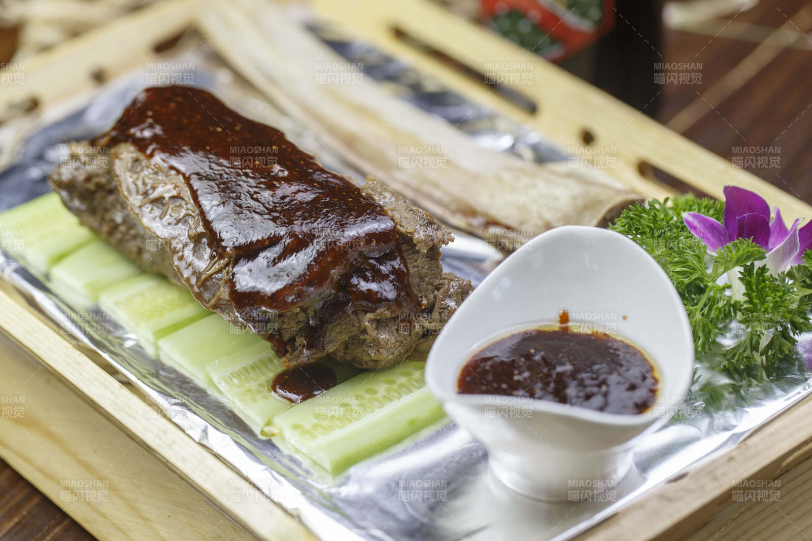 木质托盘装的浇汁烤牛大骨肉图片