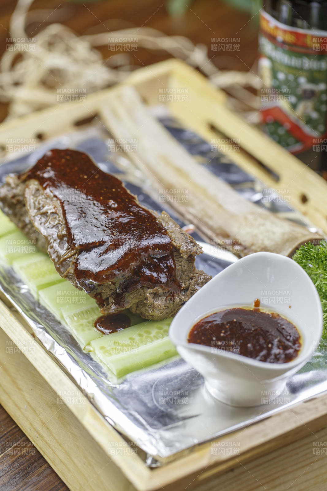 木质托盘装的浇汁烤牛大骨肉图片