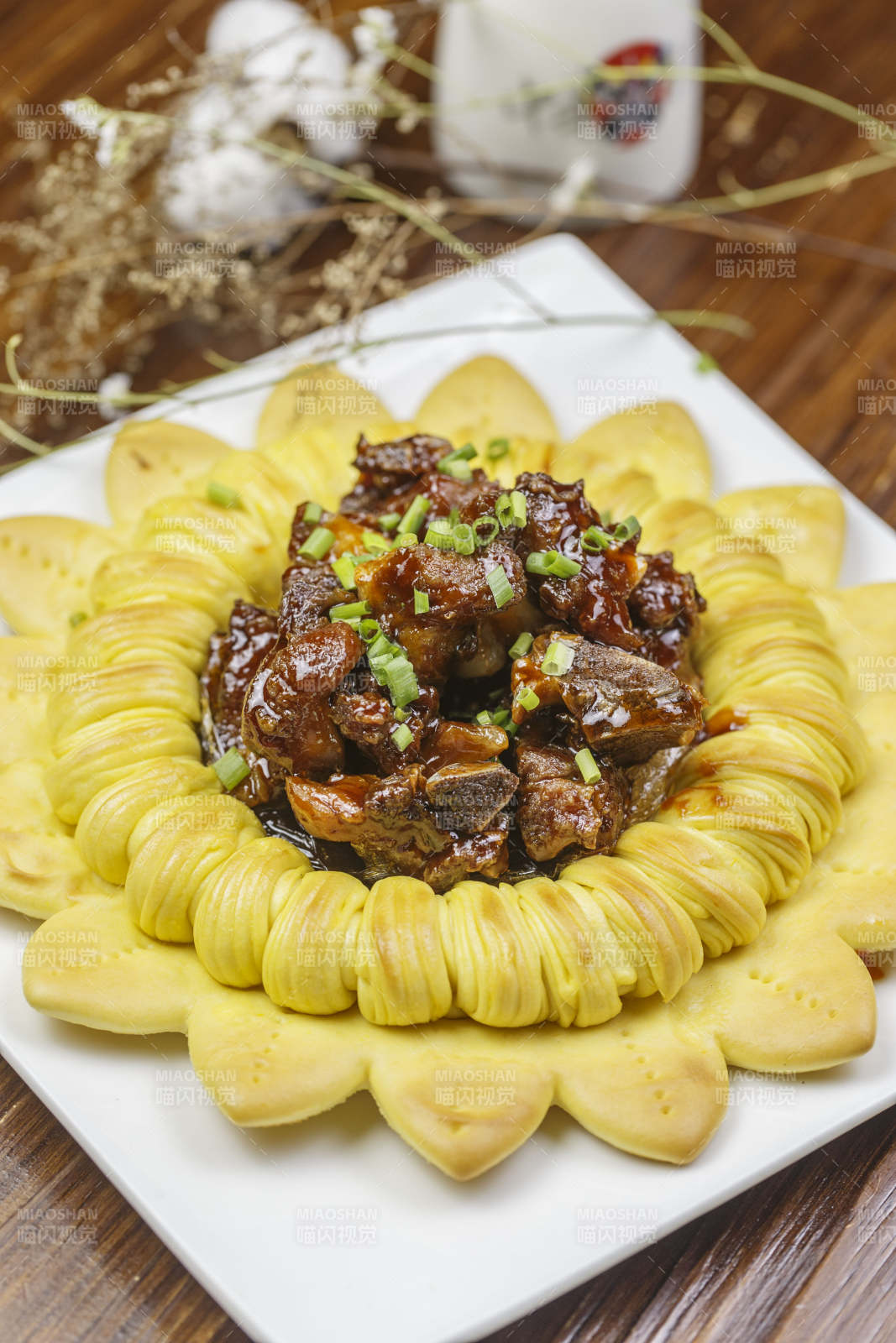 方形白色瓷盘装的花开富贵猪小排图片