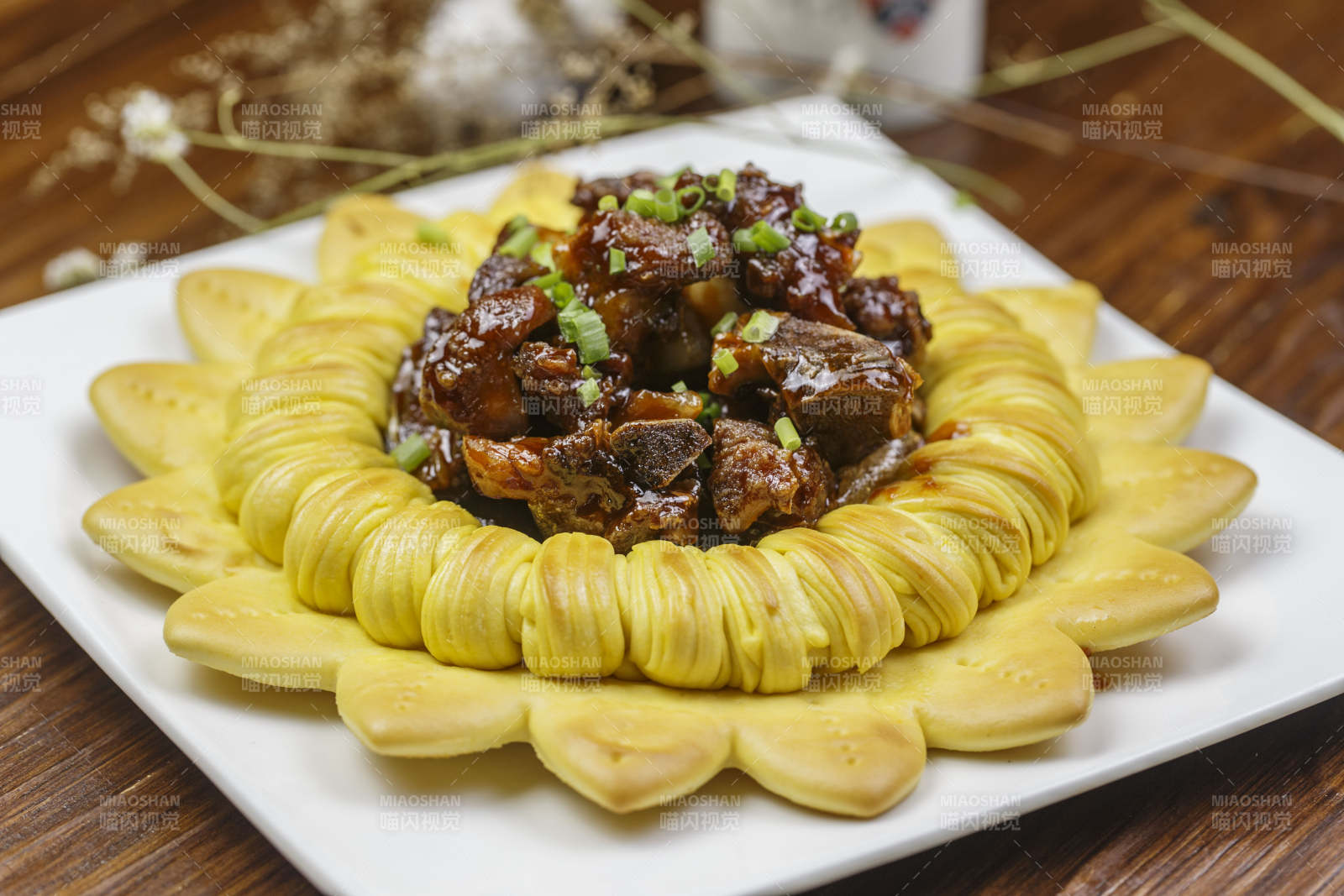 方形白色瓷盘装的花开富贵猪小排图片