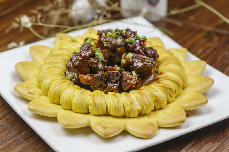 方形白色瓷盘装的花开富贵猪小排图片