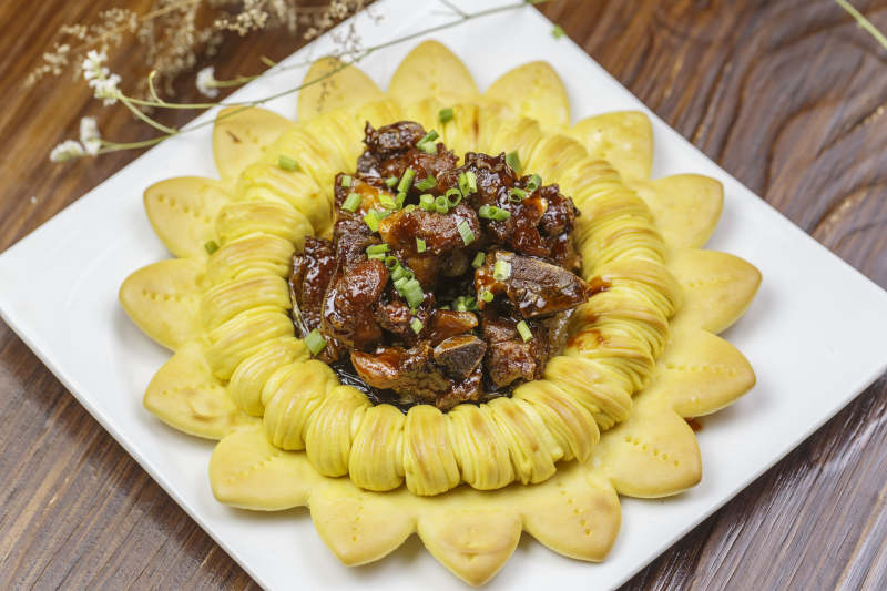 方形白色瓷盘装的花开富贵猪小排图片