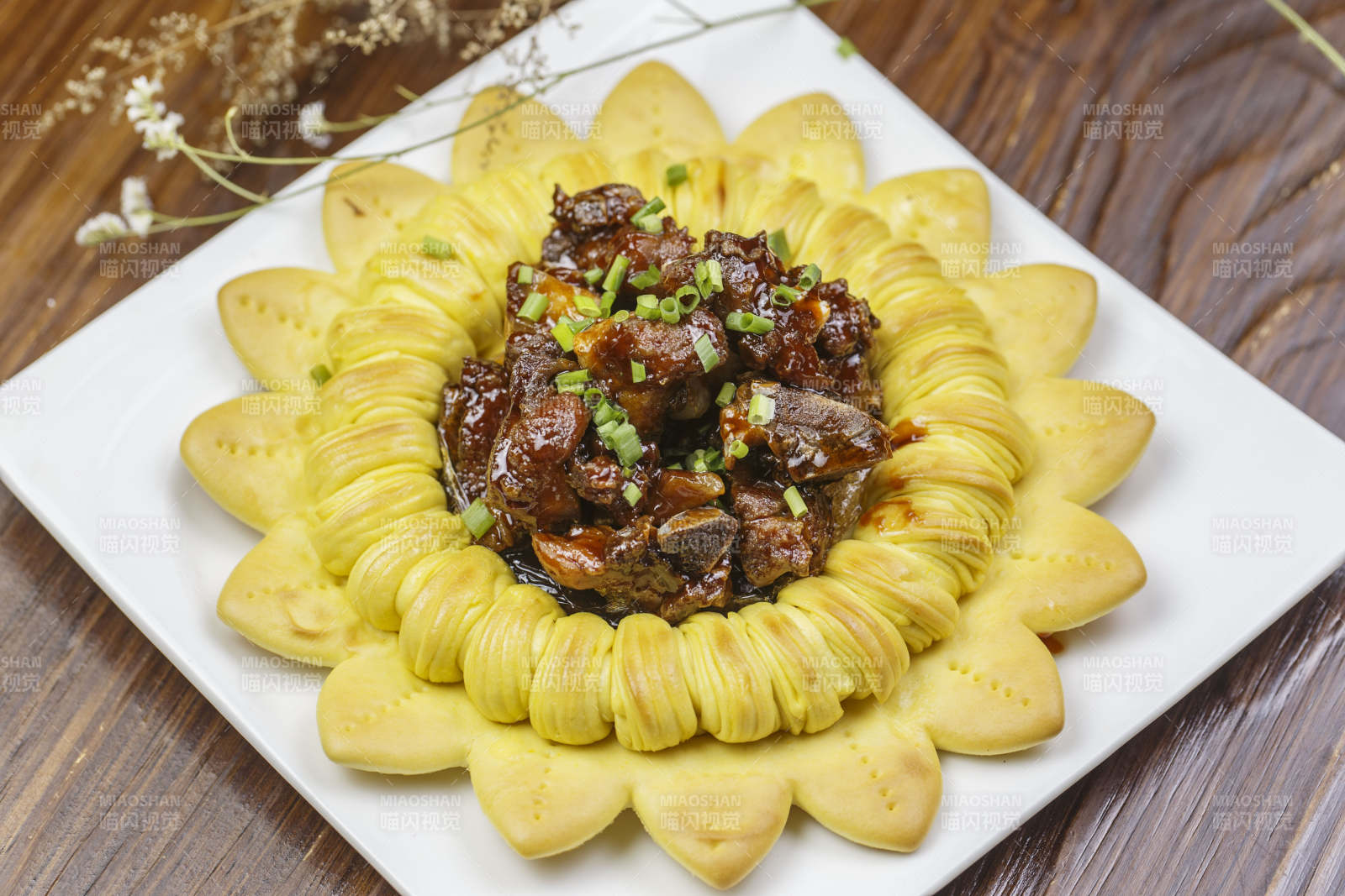 方形白色瓷盘装的花开富贵猪小排图片