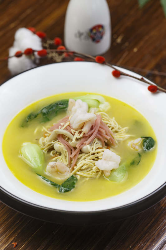 白色圆瓷盘装的浓汤火腿虾仁烫干丝图片