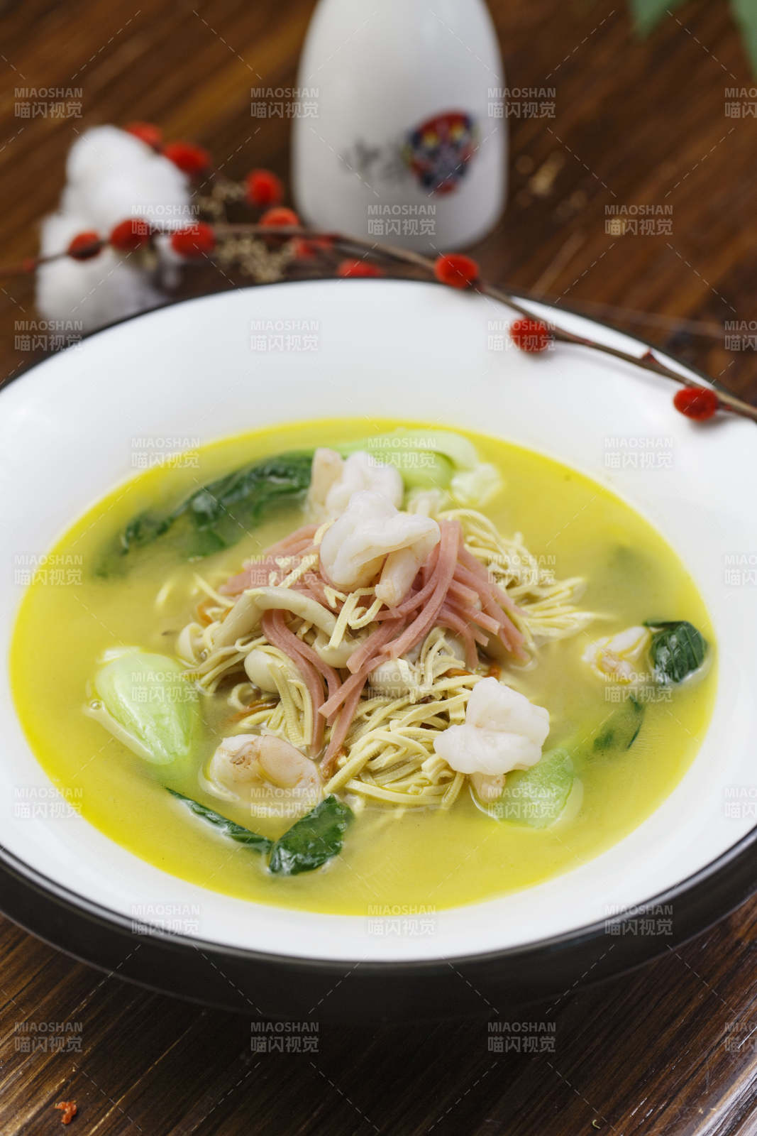 白色圆瓷盘装的浓汤火腿虾仁烫干丝图片