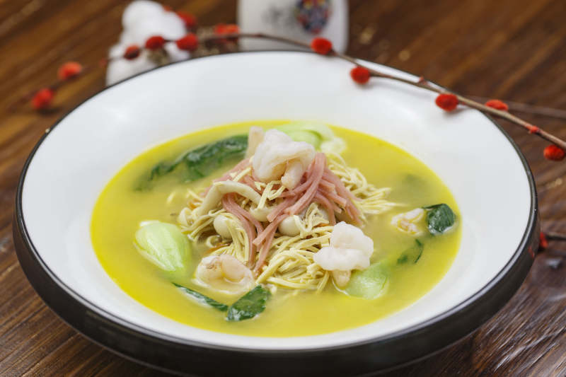 白色圆瓷盘装的浓汤火腿虾仁烫干丝图片