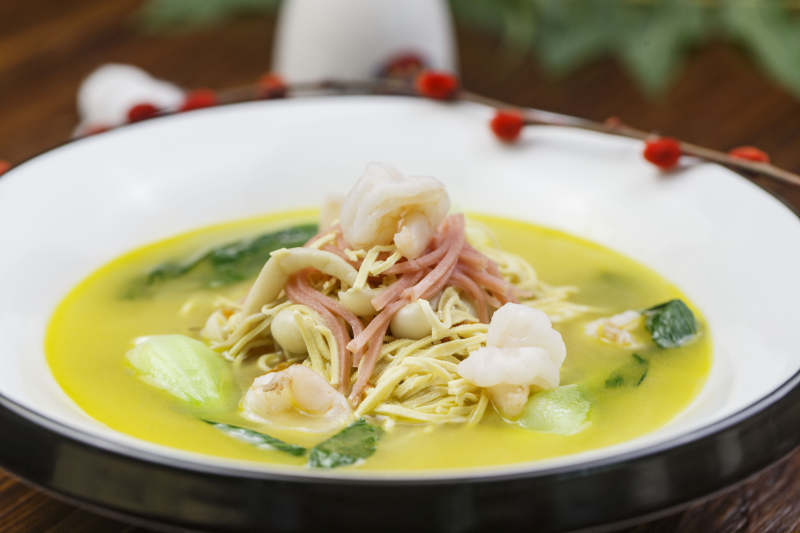 白色圆瓷盘装的浓汤火腿虾仁烫干丝图片