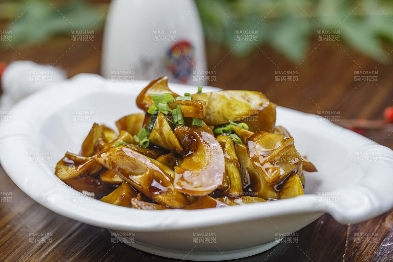 树叶形瓷盘装的酱爆见手青图片