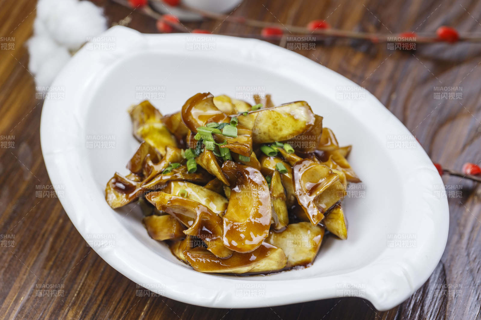 树叶形瓷盘装的酱爆见手青图片
