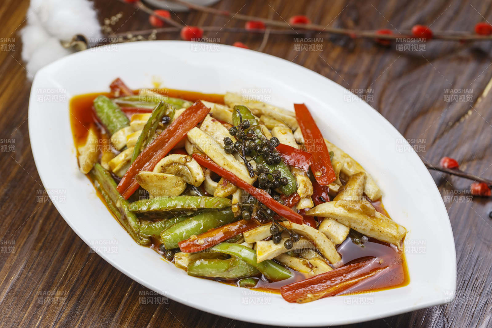 树叶形瓷盘装的椒麻尖椒烧干子图片