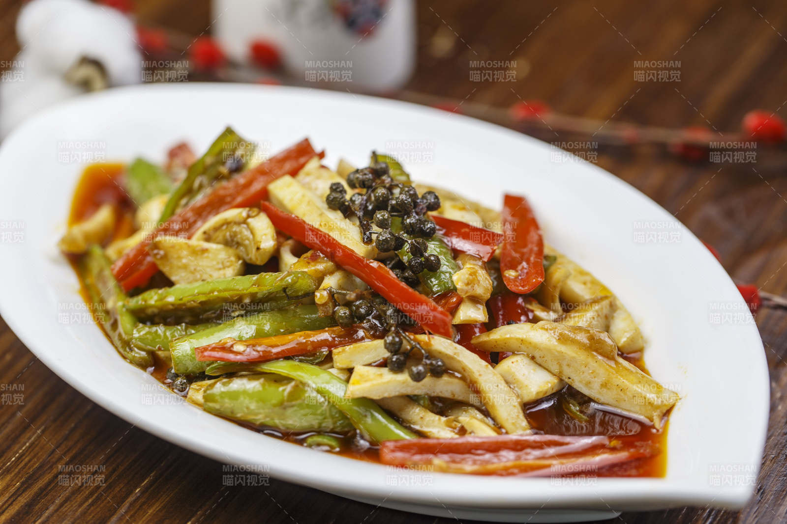 树叶形瓷盘装的椒麻尖椒烧干子图片