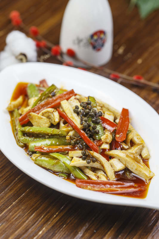 树叶形瓷盘装的椒麻尖椒烧干子图片