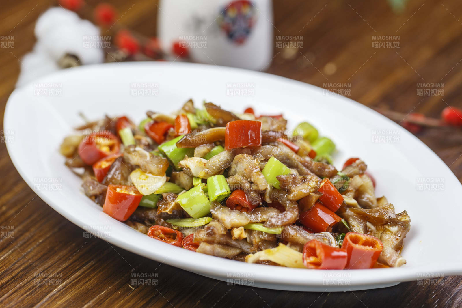 树叶形瓷盘装的湘味小炒猪儿五花肉图片