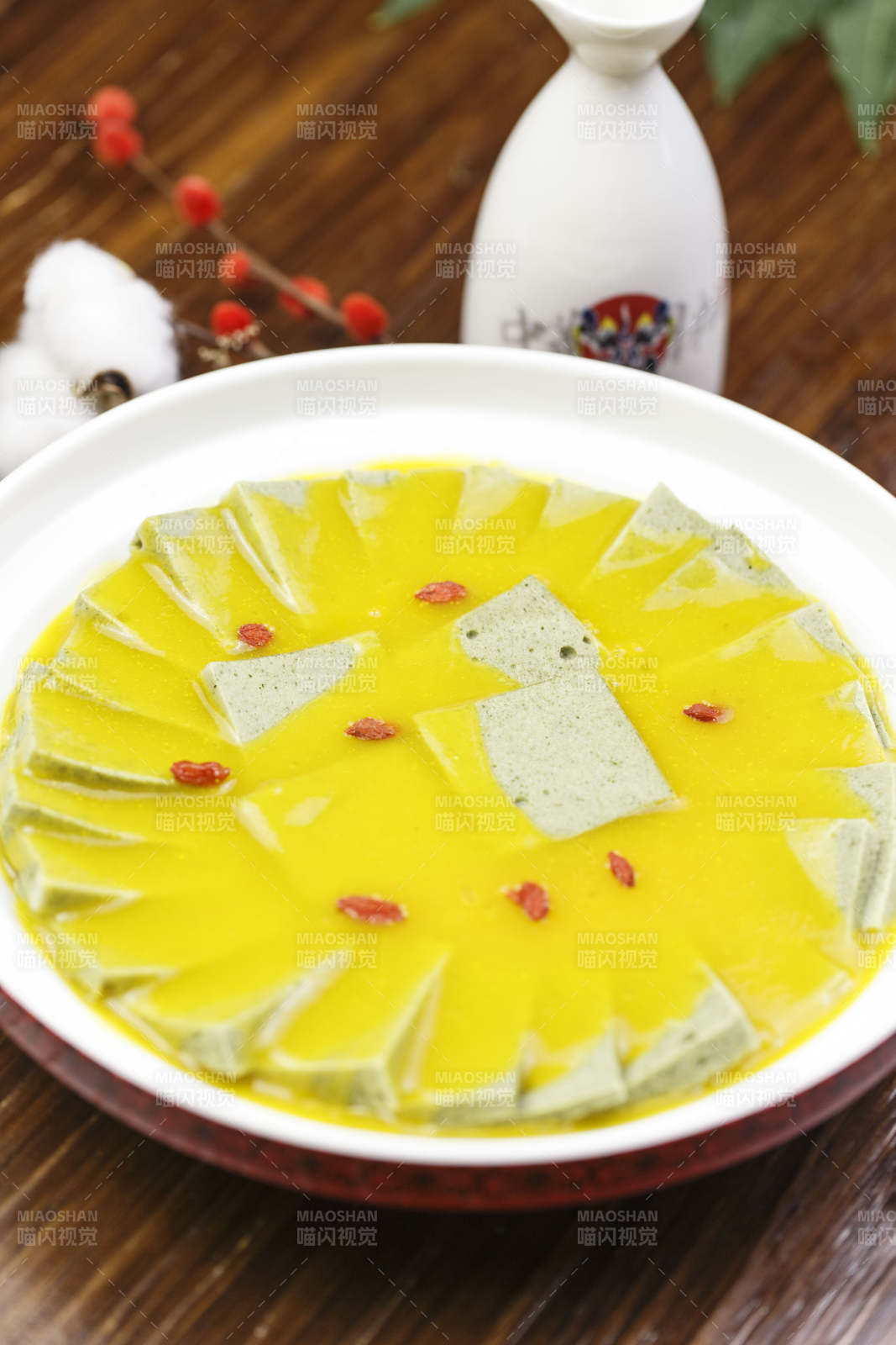 圆形白瓷盘装的浓汤枸杞麻豆腐黑豆腐图片