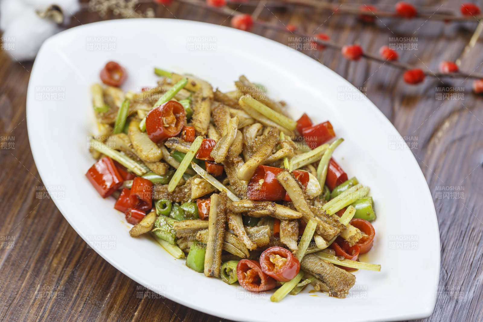 树叶形瓷盘装的湘味小炒鳝段图片