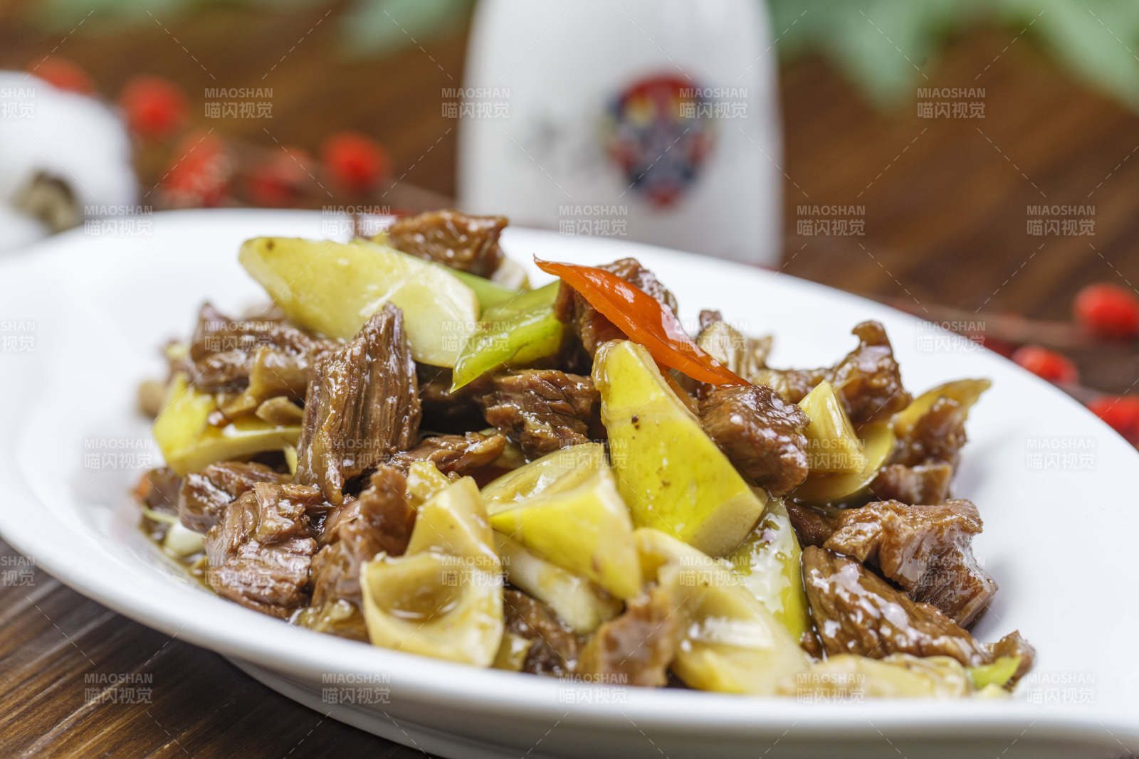 树叶形瓷盘装的春笋小炒肉图片