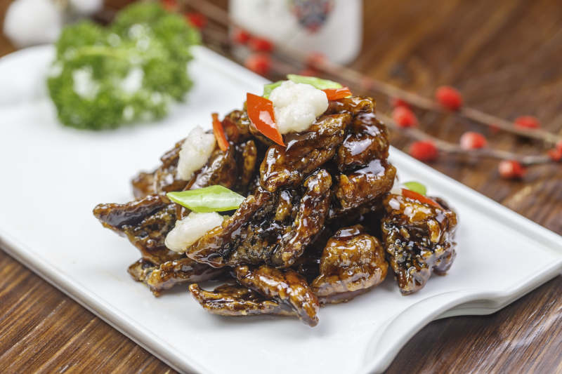 长方形白瓷盘装的糖醋海鳗鱼图片