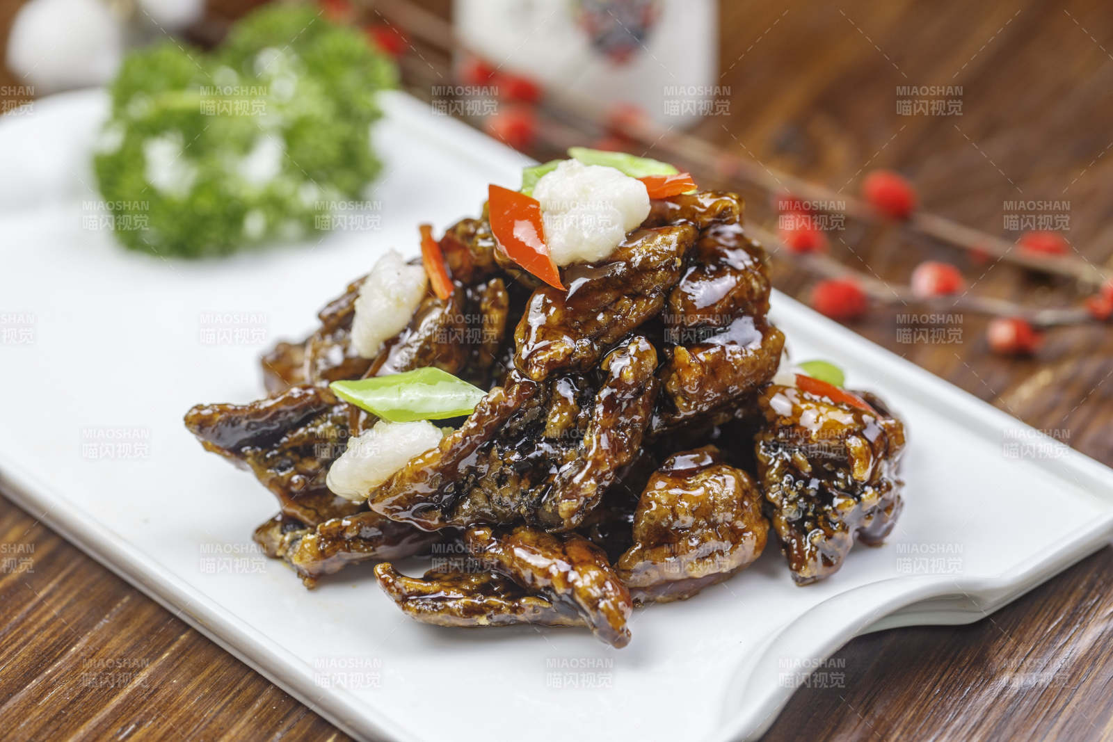 长方形白瓷盘装的糖醋海鳗鱼图片