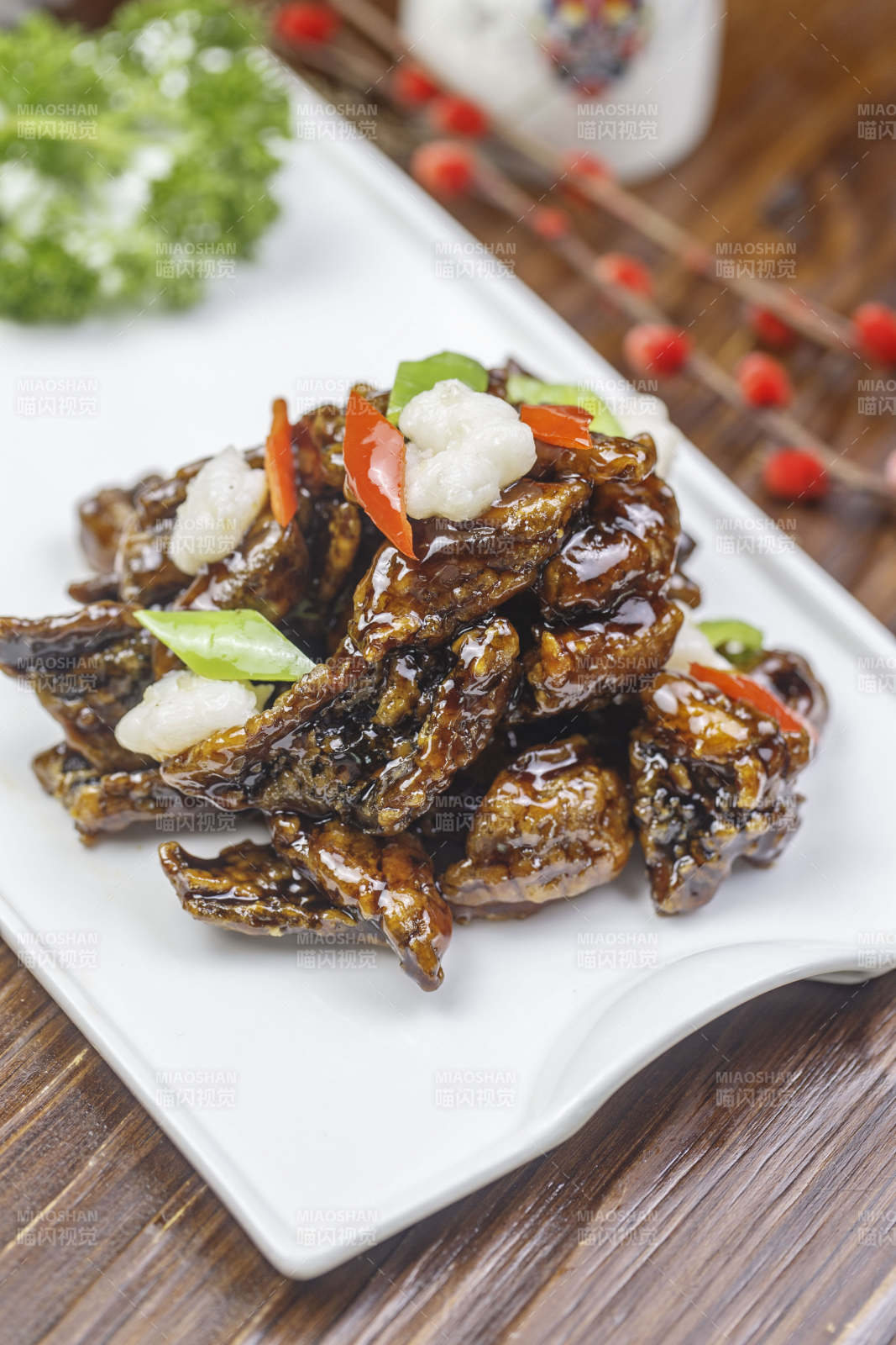 长方形白瓷盘装的糖醋海鳗鱼图片