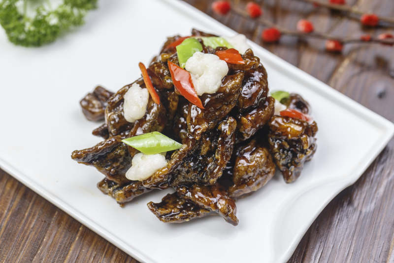 长方形白瓷盘装的糖醋海鳗鱼图片