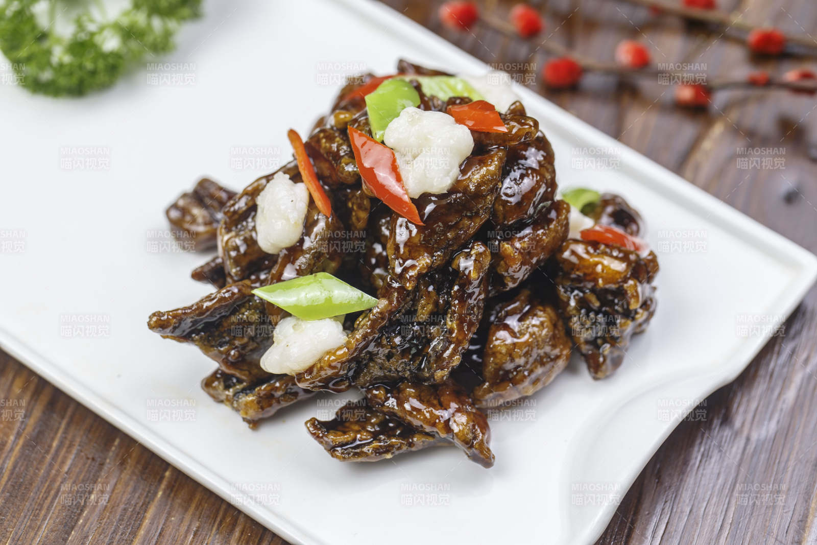 长方形白瓷盘装的糖醋海鳗鱼图片