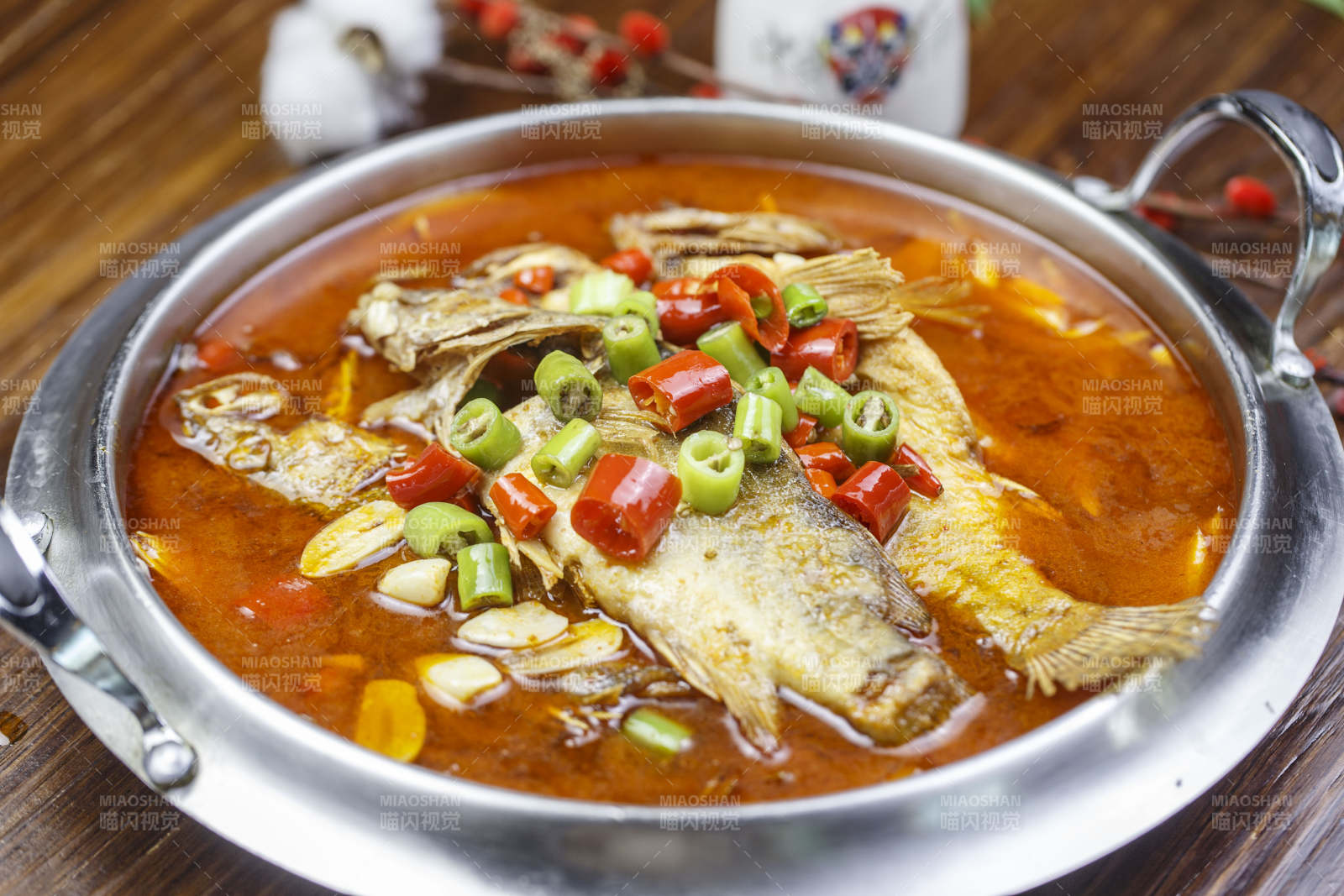 不锈钢贴盆装的香辣酸汤罗非鱼图片