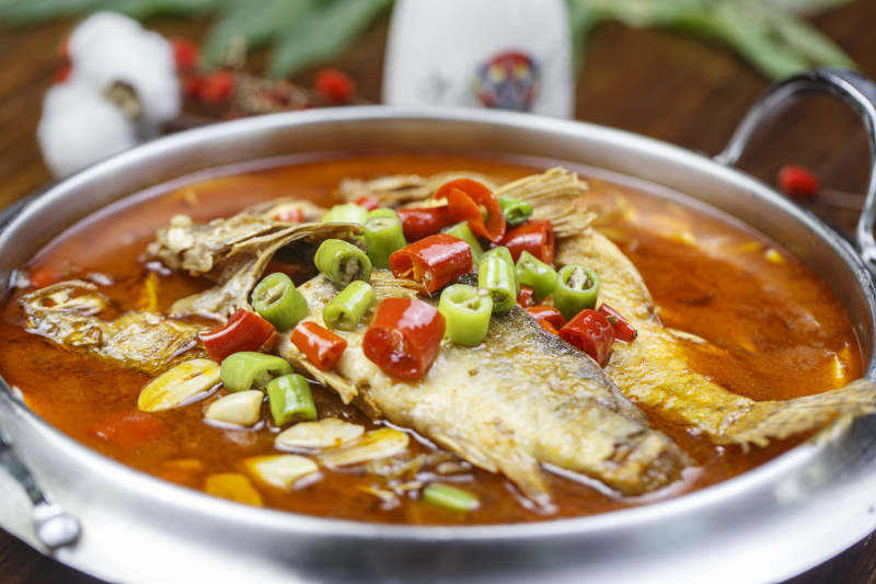 不锈钢贴盆装的香辣酸汤罗非鱼图片
