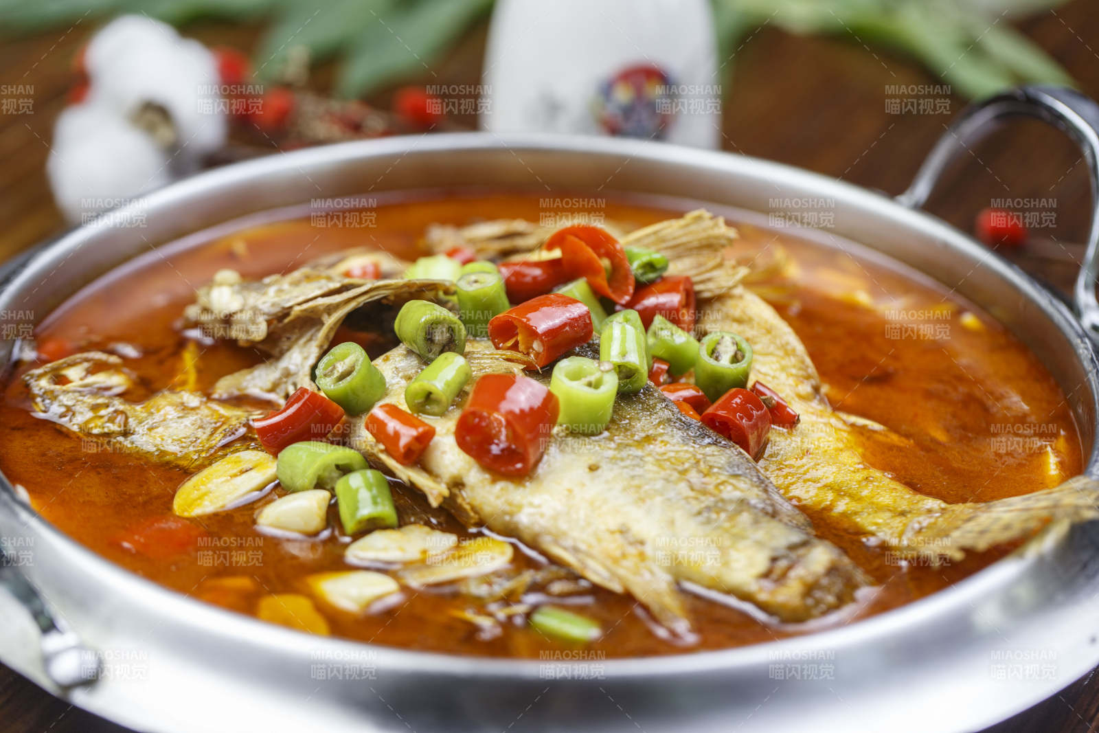 不锈钢贴盆装的香辣酸汤罗非鱼图片