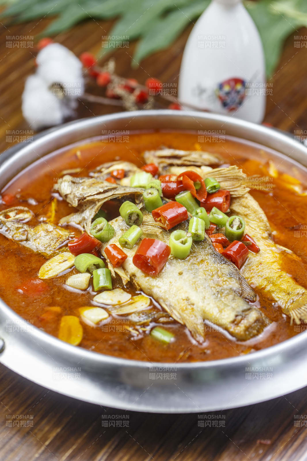 不锈钢贴盆装的香辣酸汤罗非鱼图片