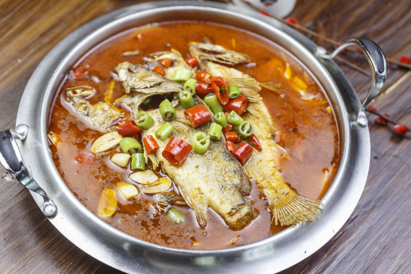 不锈钢贴盆装的香辣酸汤罗非鱼图片