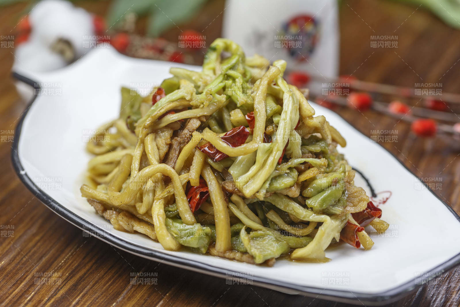 形白瓷盘装的五花肉炒贡菜图片