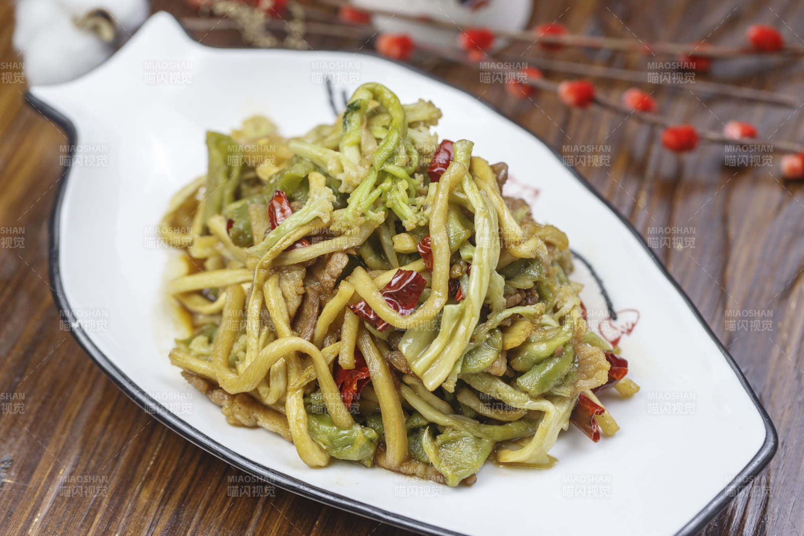 形白瓷盘装的五花肉炒贡菜图片