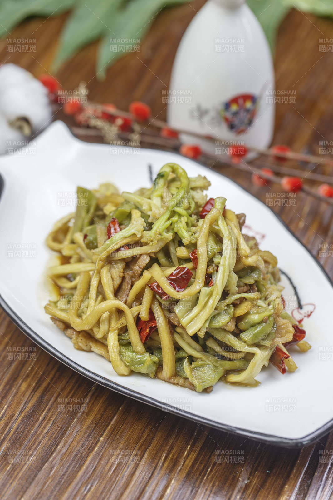 形白瓷盘装的五花肉炒贡菜图片