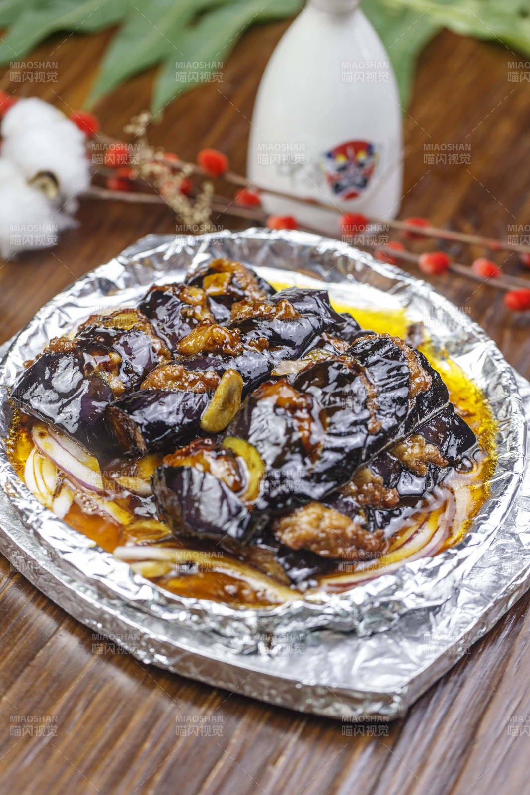 锡纸铁盘装的铁板肉沫酱香茄子图片