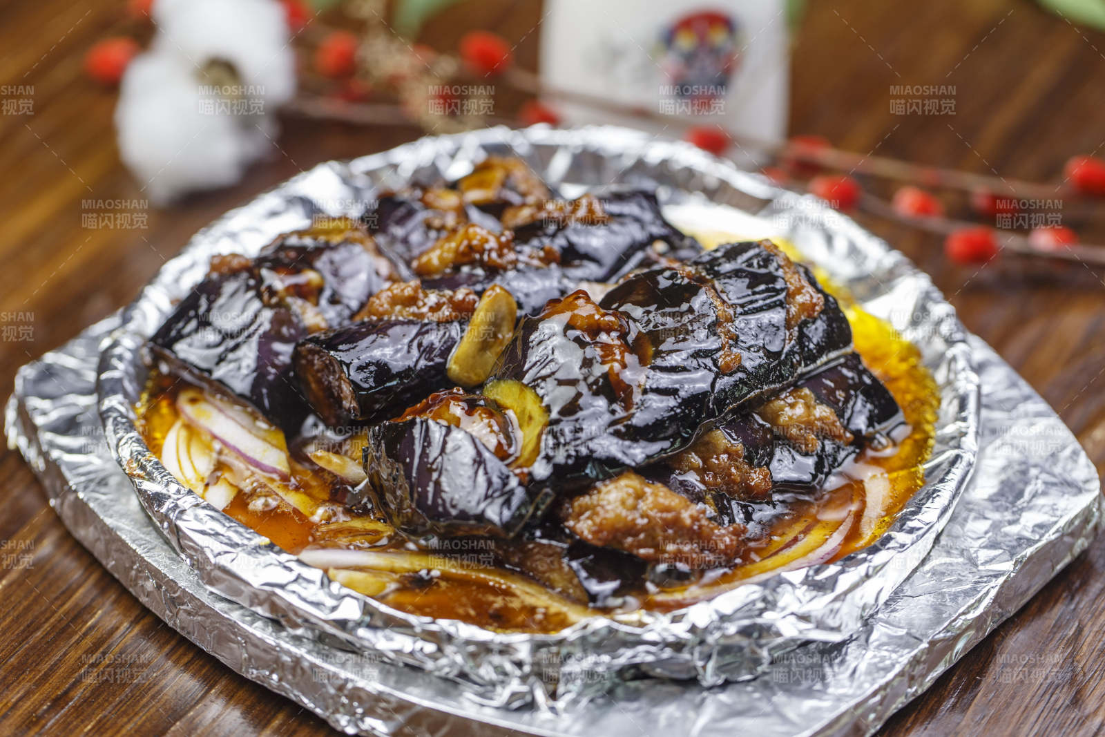 锡纸铁盘装的铁板肉沫酱香茄子图片