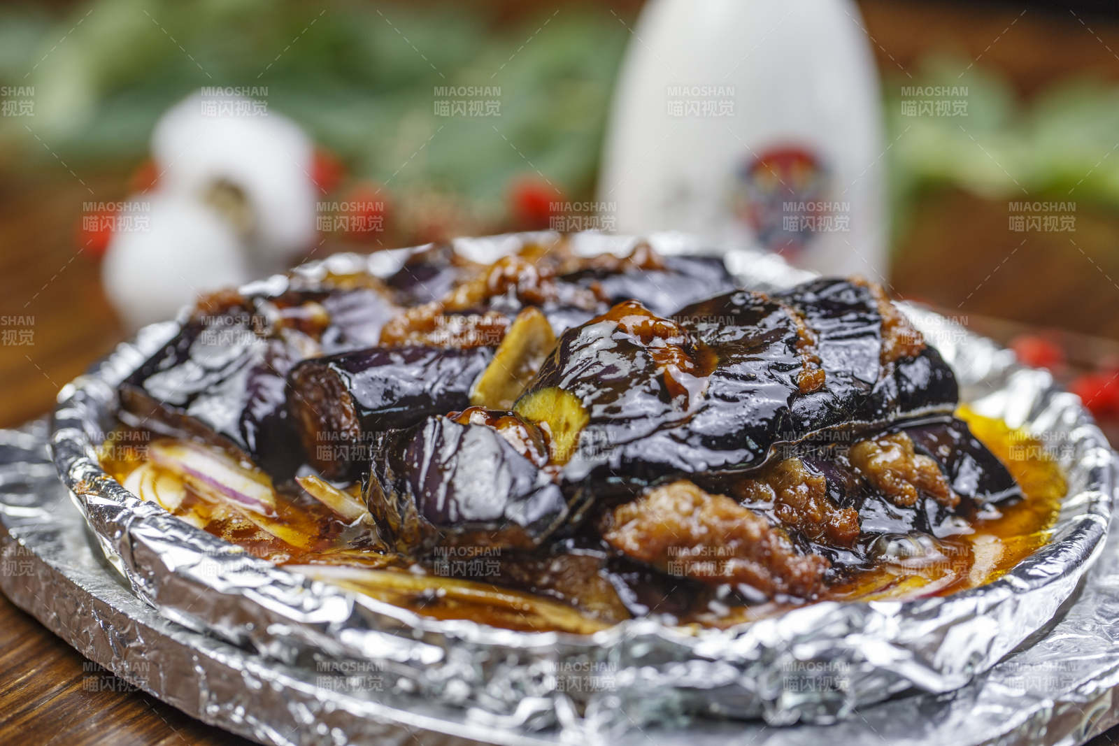 锡纸铁盘装的铁板肉沫酱香茄子图片