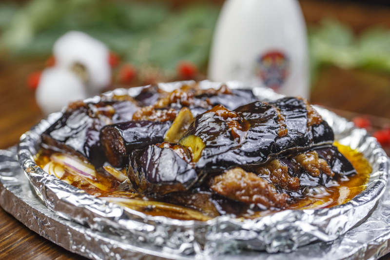 锡纸铁盘装的铁板肉沫酱香茄子图片