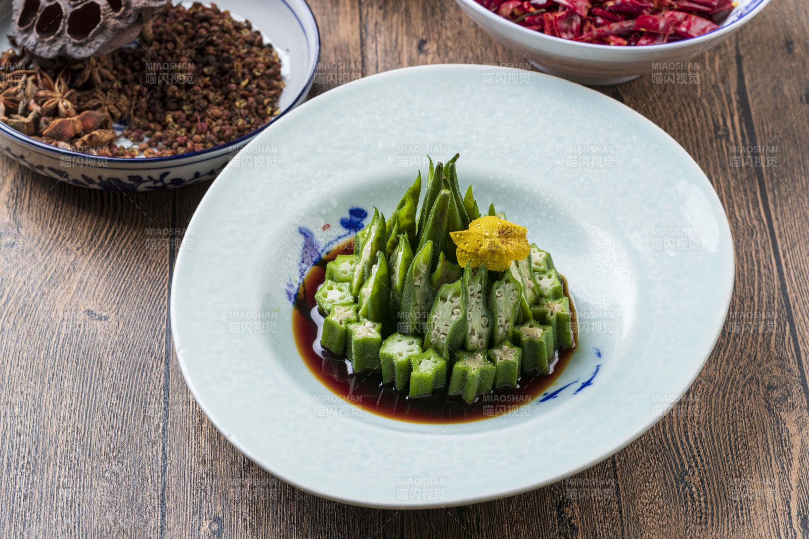 长方形白瓷盘装的浇汁凉拌秋葵图片