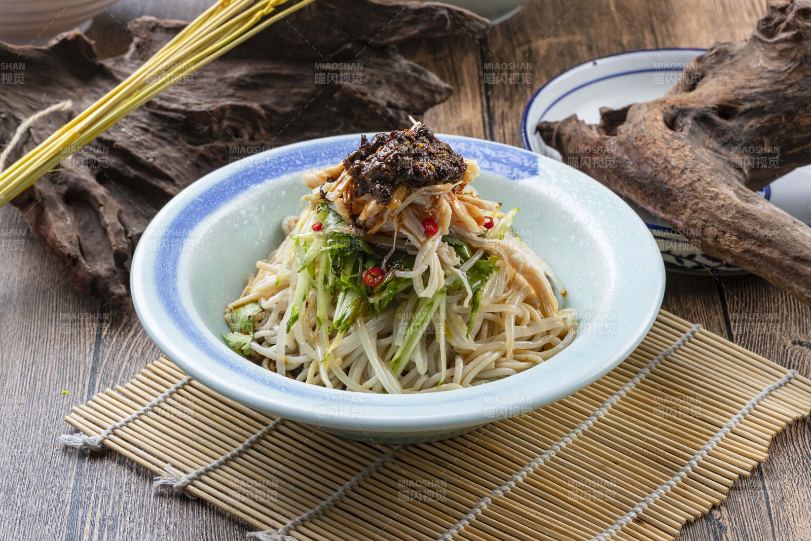 老干妈黄瓜豆芽拌鸡丝图片