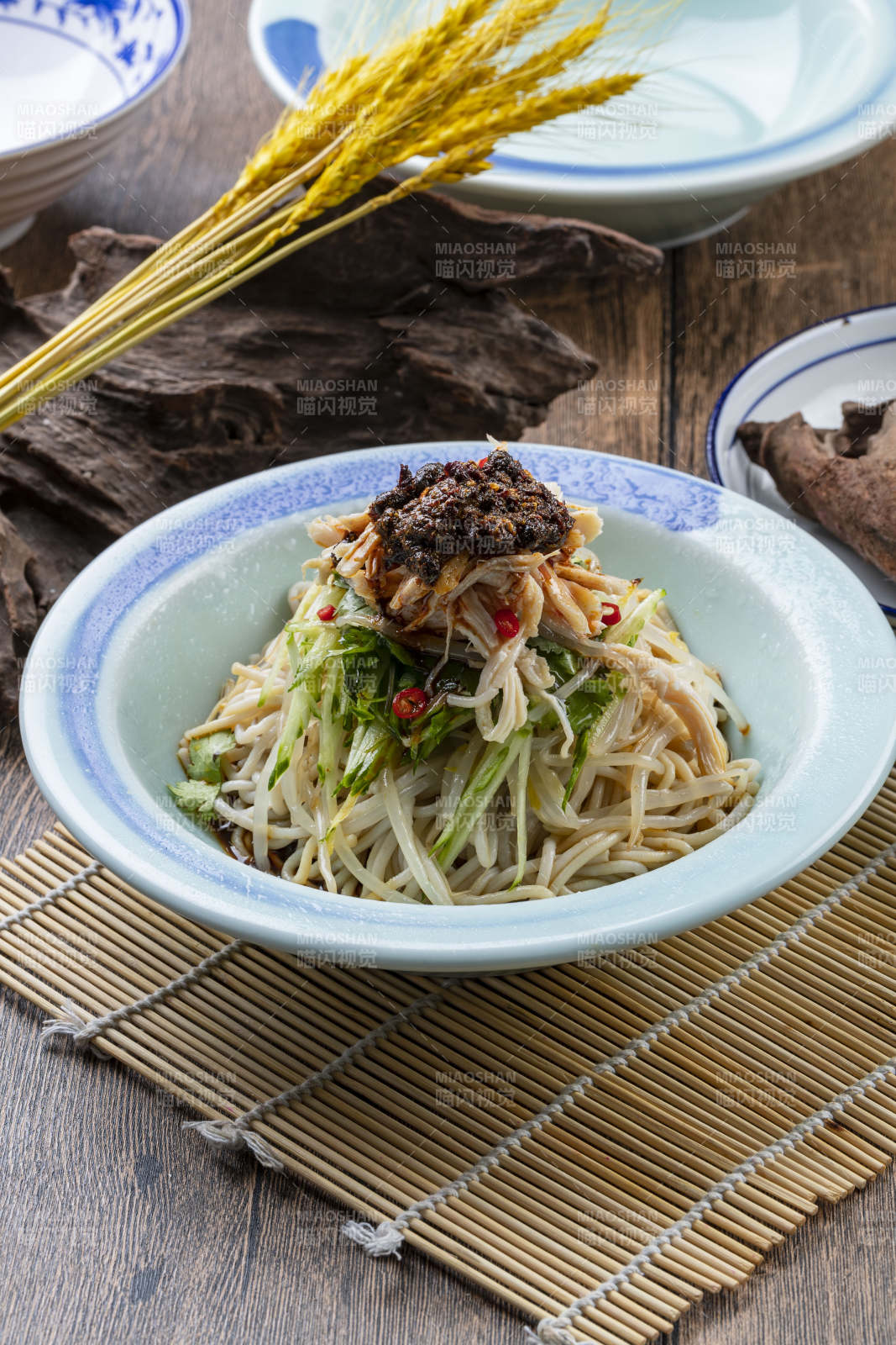 老干妈黄瓜豆芽拌鸡丝图片